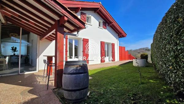 Maison familiale avec appartement indépendant et piscine – Bassussarry