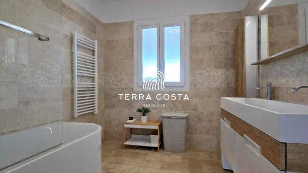 Maison familiale avec appartement indépendant et piscine – Bassussarry