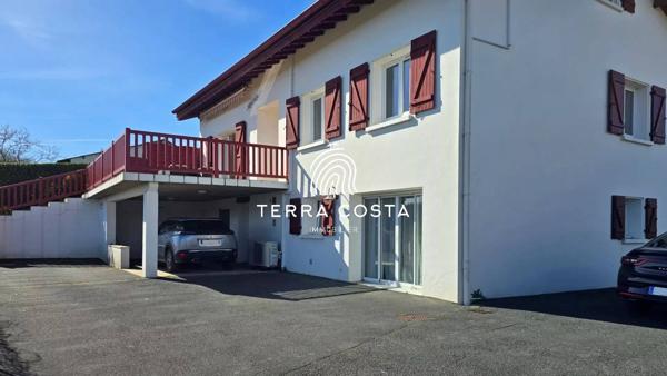 Maison familiale avec appartement indépendant et piscine – Bassussarry