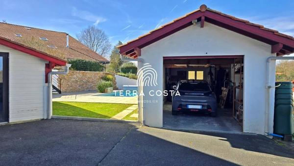 Maison familiale avec appartement indépendant et piscine – Bassussarry
