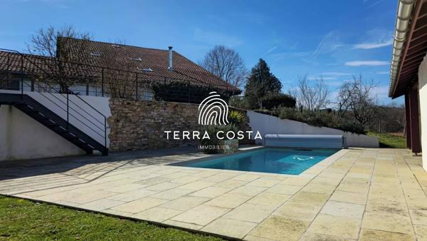 Maison familiale avec appartement indépendant et piscine – Bassussarry