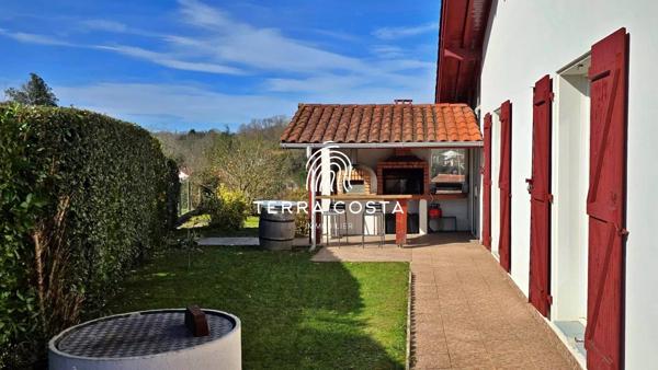 Maison familiale avec appartement indépendant et piscine – Bassussarry