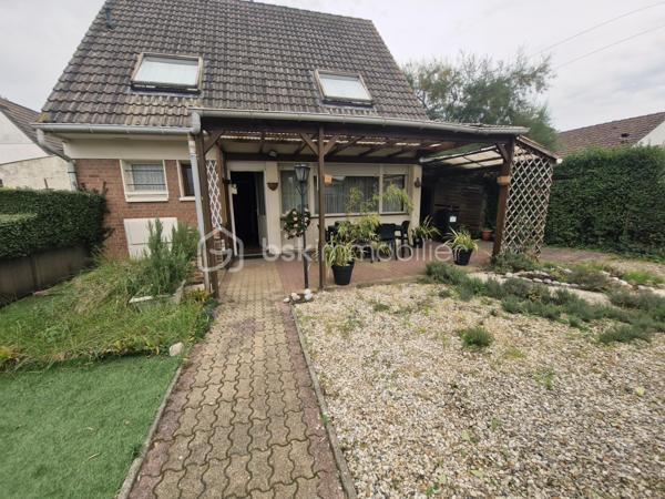 À découvrir sur Sains-en-Gohelle, maison individuelle offrant un beau potentiel après rénovation.
Elle se compose au rez-de-chaussée d’un espace de vie, d’une buanderie ainsi que d’un WC indépendant.
À l’étage, vous trouverez 3 chambres ainsi qu’une salle de bain.
Côté extérieur, la maison dispose d’un jardin sur le devant ainsi que d’un jardinet à l’arrière.
Un garage attenant à la maison vient compléter le bien.
Des travaux sont à prévoir, notamment au niveau de l’électricité, de l’isolation, des menuiseries et de la décoration.
Une maison qui n’est certes pas toute neuve, mais qui offre une belle base pour créer un intérieur entièrement à votre goût.
Taxe foncière : 1 300 €
DPE en cours
Idéale pour un premier achat, des acquéreurs souhaitant rénover à leur goût ou un projet d’investissement.
À découvrir rapidement.
