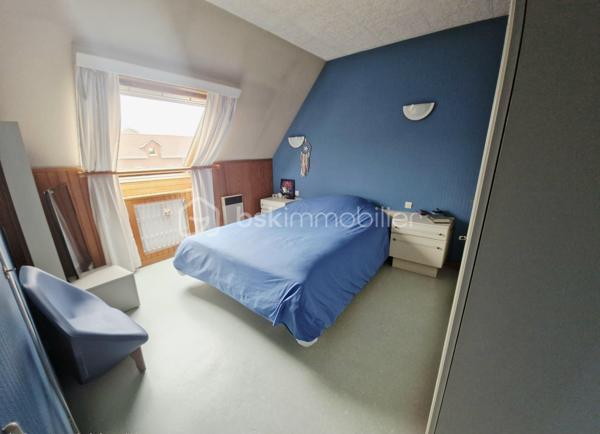 À découvrir sur Sains-en-Gohelle, maison individuelle offrant un beau potentiel après rénovation.
Elle se compose au rez-de-chaussée d’un espace de vie, d’une buanderie ainsi que d’un WC indépendant.
À l’étage, vous trouverez 3 chambres ainsi qu’une salle de bain.
Côté extérieur, la maison dispose d’un jardin sur le devant ainsi que d’un jardinet à l’arrière.
Un garage attenant à la maison vient compléter le bien.
Des travaux sont à prévoir, notamment au niveau de l’électricité, de l’isolation, des menuiseries et de la décoration.
Une maison qui n’est certes pas toute neuve, mais qui offre une belle base pour créer un intérieur entièrement à votre goût.
Taxe foncière : 1 300 €
DPE en cours
Idéale pour un premier achat, des acquéreurs souhaitant rénover à leur goût ou un projet d’investissement.
À découvrir rapidement.