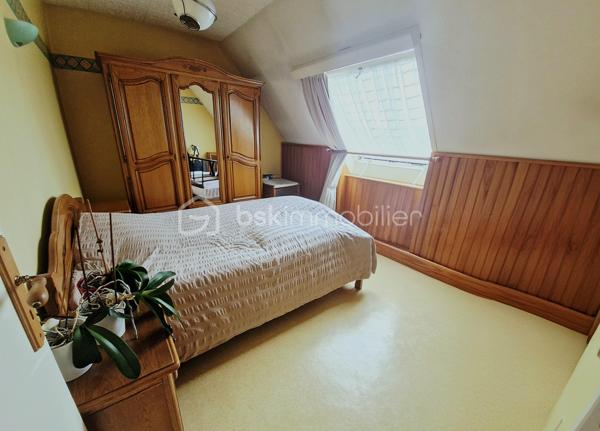 À découvrir sur Sains-en-Gohelle, maison individuelle offrant un beau potentiel après rénovation.
Elle se compose au rez-de-chaussée d’un espace de vie, d’une buanderie ainsi que d’un WC indépendant.
À l’étage, vous trouverez 3 chambres ainsi qu’une salle de bain.
Côté extérieur, la maison dispose d’un jardin sur le devant ainsi que d’un jardinet à l’arrière.
Un garage attenant à la maison vient compléter le bien.
Des travaux sont à prévoir, notamment au niveau de l’électricité, de l’isolation, des menuiseries et de la décoration.
Une maison qui n’est certes pas toute neuve, mais qui offre une belle base pour créer un intérieur entièrement à votre goût.
Taxe foncière : 1 300 €
DPE en cours
Idéale pour un premier achat, des acquéreurs souhaitant rénover à leur goût ou un projet d’investissement.
À découvrir rapidement.