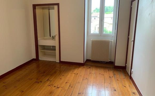Appartement à louer    5 pièces • 150 m2 Bout-du-Pont-de-Larn