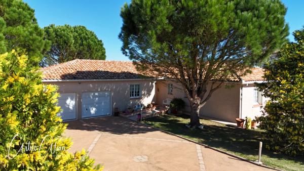 Maison de plain-pied 145 m² avec piscine, pool house et grand terrain arboré 2500m²