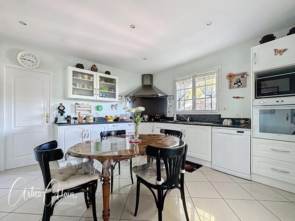 Maison de plain-pied 145 m² avec piscine, pool house et grand terrain arboré 2500m²