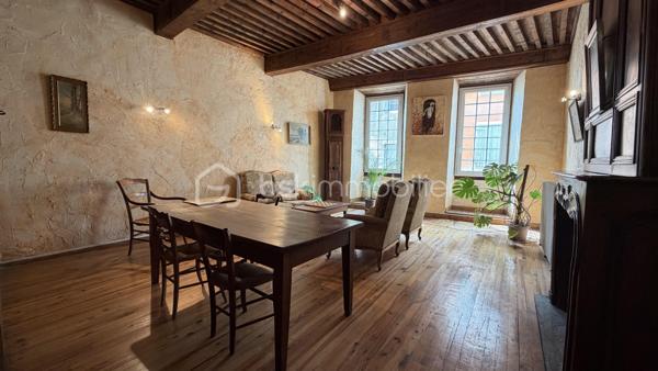 Au coeur de Saillans dans un ancien hôtel, appartement 2 pièces à rénover. Secteur touristique très recherché. 
Idéal investisseurs ou primo accédant.