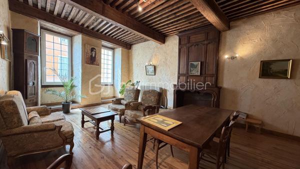 Au coeur de Saillans dans un ancien hôtel, appartement 2 pièces à rénover. Secteur touristique très recherché. 
Idéal investisseurs ou primo accédant.
