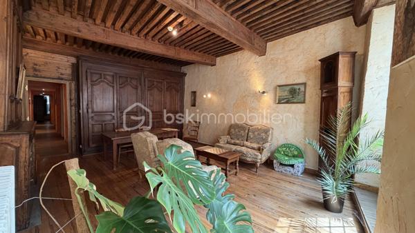 Au coeur de Saillans dans un ancien hôtel, appartement 2 pièces à rénover. Secteur touristique très recherché. 
Idéal investisseurs ou primo accédant.