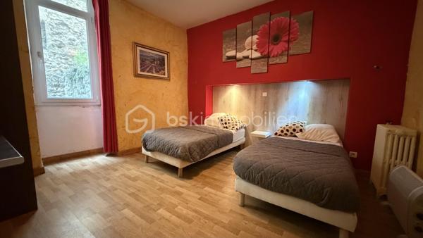 Au coeur de Saillans dans un ancien hôtel, appartement 2 pièces à rénover. Secteur touristique très recherché. 
Idéal investisseurs ou primo accédant.