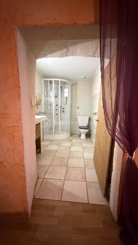 Au coeur de Saillans dans un ancien hôtel, appartement 2 pièces à rénover. Secteur touristique très recherché. 
Idéal investisseurs ou primo accédant.