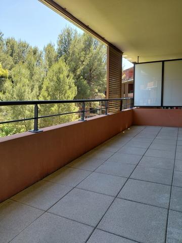 AU COEUR D UN PARC VERDOYANT JOLI 2 P + C + PARKING PRIVE 210 000 €