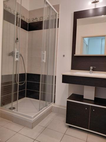 AU COEUR D UN PARC VERDOYANT JOLI 2 P + C + PARKING PRIVE 210 000 €