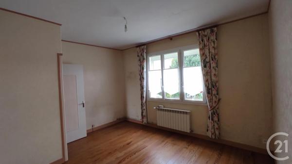 Maison à vendre  8 pièces - 126 m 2   SAINTES  - 17