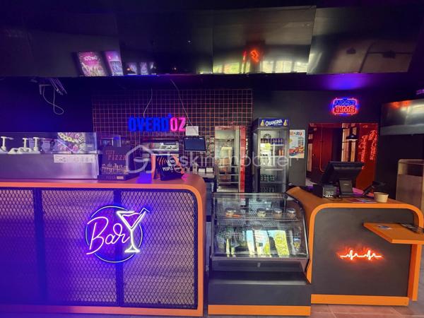 Idéalement situé sur un secteur dynamique et passant de Roanne (42300), ce fonds de commerce de restauration rapide bénéficie d’une excellente visibilité et d’un flux régulier de clientèle.

Exploité actuellement sous l’enseigne CHICKEN’OZ, l’établissement développe une activité de restauration sur place, à emporter et en livraison, avec un fort potentiel de développement du chiffre d’affaires.

Le local dispose d’un outil de travail immédiatement exploitable, permettant une reprise rapide de l’activité sans interruption. Concept parfaitement adapté à une activité de tacos, burgers, kebab, snacking ou restauration rapide multi-concepts.

Points forts :
• Emplacement attractif avec passage régulier
• Activité sur place, à emporter et livraison
• Clientèle fidélisée
• Reprise clé en main
• Faible délai de relance d’activité
• Potentiel de développement important
• Secteur commerçant dynamique

Idéal pour professionnel souhaitant développer une activité rentable ou pour une première installation.

Dossier et renseignements complémentaires sur demande.

Honoraires d'agence inclus dans le prix de vente 

*vidéo sur demande*