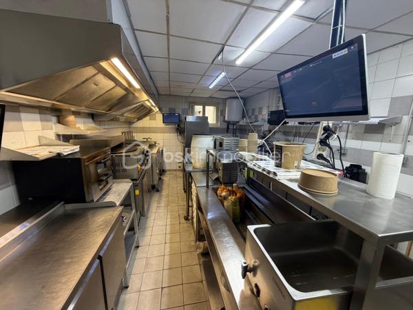 Idéalement situé sur un secteur dynamique et passant de Roanne (42300), ce fonds de commerce de restauration rapide bénéficie d’une excellente visibilité et d’un flux régulier de clientèle.

Exploité actuellement sous l’enseigne CHICKEN’OZ, l’établissement développe une activité de restauration sur place, à emporter et en livraison, avec un fort potentiel de développement du chiffre d’affaires.

Le local dispose d’un outil de travail immédiatement exploitable, permettant une reprise rapide de l’activité sans interruption. Concept parfaitement adapté à une activité de tacos, burgers, kebab, snacking ou restauration rapide multi-concepts.

Points forts :
• Emplacement attractif avec passage régulier
• Activité sur place, à emporter et livraison
• Clientèle fidélisée
• Reprise clé en main
• Faible délai de relance d’activité
• Potentiel de développement important
• Secteur commerçant dynamique

Idéal pour professionnel souhaitant développer une activité rentable ou pour une première installation.

Dossier et renseignements complémentaires sur demande.

Honoraires d'agence inclus dans le prix de vente 

*vidéo sur demande*