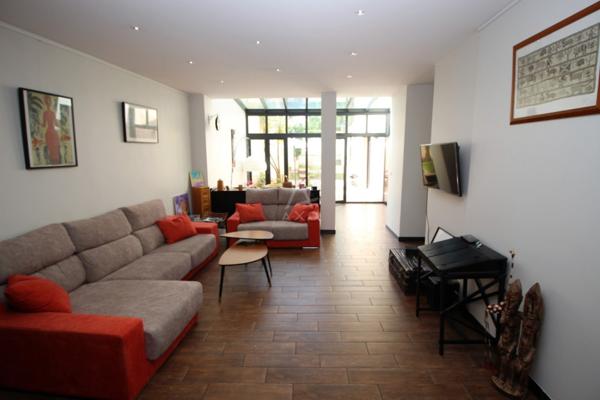 MOISSAC, PRES DU CANAL; EMPLACEMENT EXCEPTIONNEL ET RARE, SUPERBE MAISON DE VILLE ENTIEREMENT RENOVEE