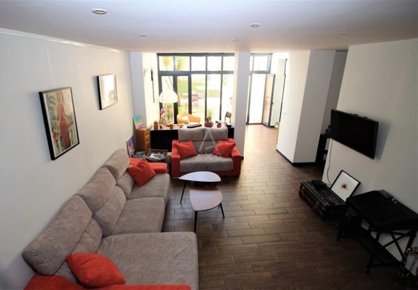 MOISSAC, PRES DU CANAL; EMPLACEMENT EXCEPTIONNEL ET RARE, SUPERBE MAISON DE VILLE ENTIEREMENT RENOVEE