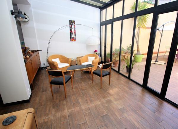 MOISSAC, PRES DU CANAL; EMPLACEMENT EXCEPTIONNEL ET RARE, SUPERBE MAISON DE VILLE ENTIEREMENT RENOVEE