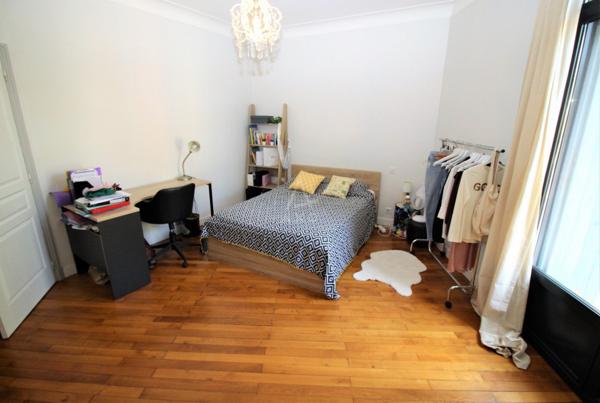 MOISSAC, PRES DU CANAL; EMPLACEMENT EXCEPTIONNEL ET RARE, SUPERBE MAISON DE VILLE ENTIEREMENT RENOVEE