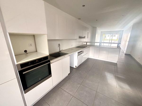 A vendre Maison de ville entièrement rénovée proche des commodités