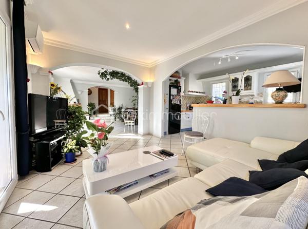 À Cagnes-sur-Mer, à quelques minutes seulement du Haut-de-Cagnes, découvrez cette propriété construite dans les règles de l'art, offrant un cadre de vie privilégié entre nature, calme et praticité.

Implantée en bordure d'une zone forestière protégée, elle bénéficie d'un environnement verdoyant, d'un calme absolu et d'une agréable vue dégagée sur la nature environnante.

Construite par son propriétaire avec le savoir-faire d'une véritable maison de maçon, cette villa se distingue par la qualité de sa construction et de ses matériaux. Murs en pierre, excellente isolation, double vitrage, cheminée, climatisation réversible et panneaux photovoltaïques témoignent d'une conception pensée pour durer, alliant confort, solidité et performance énergétique.

L'accès à la propriété s'effectue par une élégante entrée pavée en pierre de Dolomite bordée de magnifiques murs en pierre qui souligne immédiatement le caractère authentique et soigné des lieux.

Aujourd'hui organisée en trois appartements indépendants entièrement équipés, la maison offre une grande souplesse d'utilisation : grande famille, projet intergénérationnel, accueil de proches, activité locative ou combinaison habitation et activité professionnelle.

Pensée pour répondre aux besoins du quotidien, elle dispose également d'un bureau, d'une cave, d'un cellier-buanderie ainsi que de nombreux espaces de rangement et de stockage particulièrement appréciables.

À l'extérieur, la piscine à débordement, sa cuisine d'été, sa douche et ses sanitaires indépendants permettent de profiter pleinement des beaux jours dans un environnement paisible et préservé. Le terrain accueille également un beau potager pour les amateurs de jardinage et conserve un potentiel constructible résiduel, offrant de belles perspectives d'évolution selon vos projets.

Autres atouts de la propriété, deux ateliers indépendants entièrement équipés conviendront parfaitement aux artisans, entrepreneurs, travailleurs indépendants ou passionnés nécessitant des espaces de travail, de rangement ou de stockage adaptés à leurs activités. 
Deux grands garages carrelés avec accès direct à la maison ainsi que plusieurs aires de stationnement complètent également cet ensemble particulièrement fonctionnel et pratique au quotidien.

Idéalement située, la propriété permet de rejoindre rapidement le centre-ville de Cagnes-sur-Mer, La Colle-sur-Loup, Vence, les commerces, l'autoroute A8, l'aéroport Nice Côte d'Azur, les plages ainsi que les centres commerciaux Cap 3000 et Polygone Riviera. Ramassage scolaire à proximité pour l'école du Haut-de-Cagnes.

Rare sur le secteur, cette propriété s'adresse aussi bien aux familles souhaitant vivre au calme dans un environnement naturel qu'aux artisans, entrepreneurs ou professions indépendantes recherchant de grands espaces de stockage, des ateliers fonctionnels et un fort potentiel d'évolution.

Informations complémentaires et vidéos sur demande.