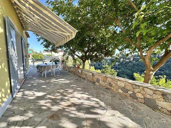 À Cagnes-sur-Mer, à quelques minutes seulement du Haut-de-Cagnes, découvrez cette propriété construite dans les règles de l'art, offrant un cadre de vie privilégié entre nature, calme et praticité.

Implantée en bordure d'une zone forestière protégée, elle bénéficie d'un environnement verdoyant, d'un calme absolu et d'une agréable vue dégagée sur la nature environnante.

Construite par son propriétaire avec le savoir-faire d'une véritable maison de maçon, cette villa se distingue par la qualité de sa construction et de ses matériaux. Murs en pierre, excellente isolation, double vitrage, cheminée, climatisation réversible et panneaux photovoltaïques témoignent d'une conception pensée pour durer, alliant confort, solidité et performance énergétique.

L'accès à la propriété s'effectue par une élégante entrée pavée en pierre de Dolomite bordée de magnifiques murs en pierre qui souligne immédiatement le caractère authentique et soigné des lieux.

Aujourd'hui organisée en trois appartements indépendants entièrement équipés, la maison offre une grande souplesse d'utilisation : grande famille, projet intergénérationnel, accueil de proches, activité locative ou combinaison habitation et activité professionnelle.

Pensée pour répondre aux besoins du quotidien, elle dispose également d'un bureau, d'une cave, d'un cellier-buanderie ainsi que de nombreux espaces de rangement et de stockage particulièrement appréciables.

À l'extérieur, la piscine à débordement, sa cuisine d'été, sa douche et ses sanitaires indépendants permettent de profiter pleinement des beaux jours dans un environnement paisible et préservé. Le terrain accueille également un beau potager pour les amateurs de jardinage et conserve un potentiel constructible résiduel, offrant de belles perspectives d'évolution selon vos projets.

Autres atouts de la propriété, deux ateliers indépendants entièrement équipés conviendront parfaitement aux artisans, entrepreneurs, travailleurs indépendants ou passionnés nécessitant des espaces de travail, de rangement ou de stockage adaptés à leurs activités. 
Deux grands garages carrelés avec accès direct à la maison ainsi que plusieurs aires de stationnement complètent également cet ensemble particulièrement fonctionnel et pratique au quotidien.

Idéalement située, la propriété permet de rejoindre rapidement le centre-ville de Cagnes-sur-Mer, La Colle-sur-Loup, Vence, les commerces, l'autoroute A8, l'aéroport Nice Côte d'Azur, les plages ainsi que les centres commerciaux Cap 3000 et Polygone Riviera. Ramassage scolaire à proximité pour l'école du Haut-de-Cagnes.

Rare sur le secteur, cette propriété s'adresse aussi bien aux familles souhaitant vivre au calme dans un environnement naturel qu'aux artisans, entrepreneurs ou professions indépendantes recherchant de grands espaces de stockage, des ateliers fonctionnels et un fort potentiel d'évolution.

Informations complémentaires et vidéos sur demande.