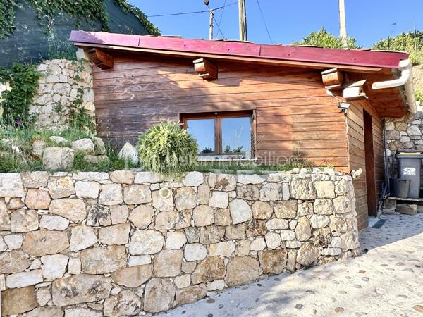 À Cagnes-sur-Mer, à quelques minutes seulement du Haut-de-Cagnes, découvrez cette propriété construite dans les règles de l'art, offrant un cadre de vie privilégié entre nature, calme et praticité.

Implantée en bordure d'une zone forestière protégée, elle bénéficie d'un environnement verdoyant, d'un calme absolu et d'une agréable vue dégagée sur la nature environnante.

Construite par son propriétaire avec le savoir-faire d'une véritable maison de maçon, cette villa se distingue par la qualité de sa construction et de ses matériaux. Murs en pierre, excellente isolation, double vitrage, cheminée, climatisation réversible et panneaux photovoltaïques témoignent d'une conception pensée pour durer, alliant confort, solidité et performance énergétique.

L'accès à la propriété s'effectue par une élégante entrée pavée en pierre de Dolomite bordée de magnifiques murs en pierre qui souligne immédiatement le caractère authentique et soigné des lieux.

Aujourd'hui organisée en trois appartements indépendants entièrement équipés, la maison offre une grande souplesse d'utilisation : grande famille, projet intergénérationnel, accueil de proches, activité locative ou combinaison habitation et activité professionnelle.

Pensée pour répondre aux besoins du quotidien, elle dispose également d'un bureau, d'une cave, d'un cellier-buanderie ainsi que de nombreux espaces de rangement et de stockage particulièrement appréciables.

À l'extérieur, la piscine à débordement, sa cuisine d'été, sa douche et ses sanitaires indépendants permettent de profiter pleinement des beaux jours dans un environnement paisible et préservé. Le terrain accueille également un beau potager pour les amateurs de jardinage et conserve un potentiel constructible résiduel, offrant de belles perspectives d'évolution selon vos projets.

Autres atouts de la propriété, deux ateliers indépendants entièrement équipés conviendront parfaitement aux artisans, entrepreneurs, travailleurs indépendants ou passionnés nécessitant des espaces de travail, de rangement ou de stockage adaptés à leurs activités. 
Deux grands garages carrelés avec accès direct à la maison ainsi que plusieurs aires de stationnement complètent également cet ensemble particulièrement fonctionnel et pratique au quotidien.

Idéalement située, la propriété permet de rejoindre rapidement le centre-ville de Cagnes-sur-Mer, La Colle-sur-Loup, Vence, les commerces, l'autoroute A8, l'aéroport Nice Côte d'Azur, les plages ainsi que les centres commerciaux Cap 3000 et Polygone Riviera. Ramassage scolaire à proximité pour l'école du Haut-de-Cagnes.

Rare sur le secteur, cette propriété s'adresse aussi bien aux familles souhaitant vivre au calme dans un environnement naturel qu'aux artisans, entrepreneurs ou professions indépendantes recherchant de grands espaces de stockage, des ateliers fonctionnels et un fort potentiel d'évolution.

Informations complémentaires et vidéos sur demande.