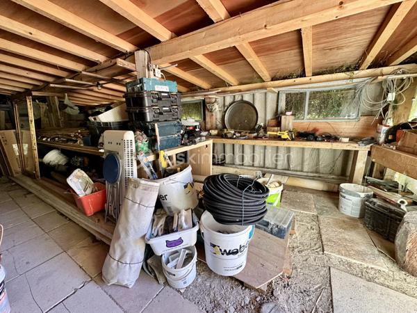 À Cagnes-sur-Mer, à quelques minutes seulement du Haut-de-Cagnes, découvrez cette propriété construite dans les règles de l'art, offrant un cadre de vie privilégié entre nature, calme et praticité.

Implantée en bordure d'une zone forestière protégée, elle bénéficie d'un environnement verdoyant, d'un calme absolu et d'une agréable vue dégagée sur la nature environnante.

Construite par son propriétaire avec le savoir-faire d'une véritable maison de maçon, cette villa se distingue par la qualité de sa construction et de ses matériaux. Murs en pierre, excellente isolation, double vitrage, cheminée, climatisation réversible et panneaux photovoltaïques témoignent d'une conception pensée pour durer, alliant confort, solidité et performance énergétique.

L'accès à la propriété s'effectue par une élégante entrée pavée en pierre de Dolomite bordée de magnifiques murs en pierre qui souligne immédiatement le caractère authentique et soigné des lieux.

Aujourd'hui organisée en trois appartements indépendants entièrement équipés, la maison offre une grande souplesse d'utilisation : grande famille, projet intergénérationnel, accueil de proches, activité locative ou combinaison habitation et activité professionnelle.

Pensée pour répondre aux besoins du quotidien, elle dispose également d'un bureau, d'une cave, d'un cellier-buanderie ainsi que de nombreux espaces de rangement et de stockage particulièrement appréciables.

À l'extérieur, la piscine à débordement, sa cuisine d'été, sa douche et ses sanitaires indépendants permettent de profiter pleinement des beaux jours dans un environnement paisible et préservé. Le terrain accueille également un beau potager pour les amateurs de jardinage et conserve un potentiel constructible résiduel, offrant de belles perspectives d'évolution selon vos projets.

Autres atouts de la propriété, deux ateliers indépendants entièrement équipés conviendront parfaitement aux artisans, entrepreneurs, travailleurs indépendants ou passionnés nécessitant des espaces de travail, de rangement ou de stockage adaptés à leurs activités. 
Deux grands garages carrelés avec accès direct à la maison ainsi que plusieurs aires de stationnement complètent également cet ensemble particulièrement fonctionnel et pratique au quotidien.

Idéalement située, la propriété permet de rejoindre rapidement le centre-ville de Cagnes-sur-Mer, La Colle-sur-Loup, Vence, les commerces, l'autoroute A8, l'aéroport Nice Côte d'Azur, les plages ainsi que les centres commerciaux Cap 3000 et Polygone Riviera. Ramassage scolaire à proximité pour l'école du Haut-de-Cagnes.

Rare sur le secteur, cette propriété s'adresse aussi bien aux familles souhaitant vivre au calme dans un environnement naturel qu'aux artisans, entrepreneurs ou professions indépendantes recherchant de grands espaces de stockage, des ateliers fonctionnels et un fort potentiel d'évolution.

Informations complémentaires et vidéos sur demande.