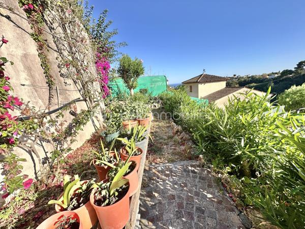 À Cagnes-sur-Mer, à quelques minutes seulement du Haut-de-Cagnes, découvrez cette propriété construite dans les règles de l'art, offrant un cadre de vie privilégié entre nature, calme et praticité.

Implantée en bordure d'une zone forestière protégée, elle bénéficie d'un environnement verdoyant, d'un calme absolu et d'une agréable vue dégagée sur la nature environnante.

Construite par son propriétaire avec le savoir-faire d'une véritable maison de maçon, cette villa se distingue par la qualité de sa construction et de ses matériaux. Murs en pierre, excellente isolation, double vitrage, cheminée, climatisation réversible et panneaux photovoltaïques témoignent d'une conception pensée pour durer, alliant confort, solidité et performance énergétique.

L'accès à la propriété s'effectue par une élégante entrée pavée en pierre de Dolomite bordée de magnifiques murs en pierre qui souligne immédiatement le caractère authentique et soigné des lieux.

Aujourd'hui organisée en trois appartements indépendants entièrement équipés, la maison offre une grande souplesse d'utilisation : grande famille, projet intergénérationnel, accueil de proches, activité locative ou combinaison habitation et activité professionnelle.

Pensée pour répondre aux besoins du quotidien, elle dispose également d'un bureau, d'une cave, d'un cellier-buanderie ainsi que de nombreux espaces de rangement et de stockage particulièrement appréciables.

À l'extérieur, la piscine à débordement, sa cuisine d'été, sa douche et ses sanitaires indépendants permettent de profiter pleinement des beaux jours dans un environnement paisible et préservé. Le terrain accueille également un beau potager pour les amateurs de jardinage et conserve un potentiel constructible résiduel, offrant de belles perspectives d'évolution selon vos projets.

Autres atouts de la propriété, deux ateliers indépendants entièrement équipés conviendront parfaitement aux artisans, entrepreneurs, travailleurs indépendants ou passionnés nécessitant des espaces de travail, de rangement ou de stockage adaptés à leurs activités. 
Deux grands garages carrelés avec accès direct à la maison ainsi que plusieurs aires de stationnement complètent également cet ensemble particulièrement fonctionnel et pratique au quotidien.

Idéalement située, la propriété permet de rejoindre rapidement le centre-ville de Cagnes-sur-Mer, La Colle-sur-Loup, Vence, les commerces, l'autoroute A8, l'aéroport Nice Côte d'Azur, les plages ainsi que les centres commerciaux Cap 3000 et Polygone Riviera. Ramassage scolaire à proximité pour l'école du Haut-de-Cagnes.

Rare sur le secteur, cette propriété s'adresse aussi bien aux familles souhaitant vivre au calme dans un environnement naturel qu'aux artisans, entrepreneurs ou professions indépendantes recherchant de grands espaces de stockage, des ateliers fonctionnels et un fort potentiel d'évolution.

Informations complémentaires et vidéos sur demande.