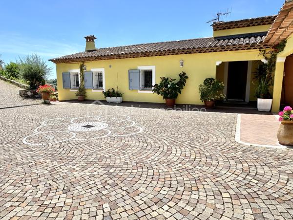 À Cagnes-sur-Mer, à quelques minutes seulement du Haut-de-Cagnes, découvrez cette propriété construite dans les règles de l'art, offrant un cadre de vie privilégié entre nature, calme et praticité.

Implantée en bordure d'une zone forestière protégée, elle bénéficie d'un environnement verdoyant, d'un calme absolu et d'une agréable vue dégagée sur la nature environnante.

Construite par son propriétaire avec le savoir-faire d'une véritable maison de maçon, cette villa se distingue par la qualité de sa construction et de ses matériaux. Murs en pierre, excellente isolation, double vitrage, cheminée, climatisation réversible et panneaux photovoltaïques témoignent d'une conception pensée pour durer, alliant confort, solidité et performance énergétique.

L'accès à la propriété s'effectue par une élégante entrée pavée en pierre de Dolomite bordée de magnifiques murs en pierre qui souligne immédiatement le caractère authentique et soigné des lieux.

Aujourd'hui organisée en trois appartements indépendants entièrement équipés, la maison offre une grande souplesse d'utilisation : grande famille, projet intergénérationnel, accueil de proches, activité locative ou combinaison habitation et activité professionnelle.

Pensée pour répondre aux besoins du quotidien, elle dispose également d'un bureau, d'une cave, d'un cellier-buanderie ainsi que de nombreux espaces de rangement et de stockage particulièrement appréciables.

À l'extérieur, la piscine à débordement, sa cuisine d'été, sa douche et ses sanitaires indépendants permettent de profiter pleinement des beaux jours dans un environnement paisible et préservé. Le terrain accueille également un beau potager pour les amateurs de jardinage et conserve un potentiel constructible résiduel, offrant de belles perspectives d'évolution selon vos projets.

Autres atouts de la propriété, deux ateliers indépendants entièrement équipés conviendront parfaitement aux artisans, entrepreneurs, travailleurs indépendants ou passionnés nécessitant des espaces de travail, de rangement ou de stockage adaptés à leurs activités. 
Deux grands garages carrelés avec accès direct à la maison ainsi que plusieurs aires de stationnement complètent également cet ensemble particulièrement fonctionnel et pratique au quotidien.

Idéalement située, la propriété permet de rejoindre rapidement le centre-ville de Cagnes-sur-Mer, La Colle-sur-Loup, Vence, les commerces, l'autoroute A8, l'aéroport Nice Côte d'Azur, les plages ainsi que les centres commerciaux Cap 3000 et Polygone Riviera. Ramassage scolaire à proximité pour l'école du Haut-de-Cagnes.

Rare sur le secteur, cette propriété s'adresse aussi bien aux familles souhaitant vivre au calme dans un environnement naturel qu'aux artisans, entrepreneurs ou professions indépendantes recherchant de grands espaces de stockage, des ateliers fonctionnels et un fort potentiel d'évolution.

Informations complémentaires et vidéos sur demande.