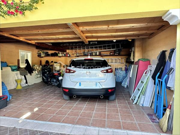 À Cagnes-sur-Mer, à quelques minutes seulement du Haut-de-Cagnes, découvrez cette propriété construite dans les règles de l'art, offrant un cadre de vie privilégié entre nature, calme et praticité.

Implantée en bordure d'une zone forestière protégée, elle bénéficie d'un environnement verdoyant, d'un calme absolu et d'une agréable vue dégagée sur la nature environnante.

Construite par son propriétaire avec le savoir-faire d'une véritable maison de maçon, cette villa se distingue par la qualité de sa construction et de ses matériaux. Murs en pierre, excellente isolation, double vitrage, cheminée, climatisation réversible et panneaux photovoltaïques témoignent d'une conception pensée pour durer, alliant confort, solidité et performance énergétique.

L'accès à la propriété s'effectue par une élégante entrée pavée en pierre de Dolomite bordée de magnifiques murs en pierre qui souligne immédiatement le caractère authentique et soigné des lieux.

Aujourd'hui organisée en trois appartements indépendants entièrement équipés, la maison offre une grande souplesse d'utilisation : grande famille, projet intergénérationnel, accueil de proches, activité locative ou combinaison habitation et activité professionnelle.

Pensée pour répondre aux besoins du quotidien, elle dispose également d'un bureau, d'une cave, d'un cellier-buanderie ainsi que de nombreux espaces de rangement et de stockage particulièrement appréciables.

À l'extérieur, la piscine à débordement, sa cuisine d'été, sa douche et ses sanitaires indépendants permettent de profiter pleinement des beaux jours dans un environnement paisible et préservé. Le terrain accueille également un beau potager pour les amateurs de jardinage et conserve un potentiel constructible résiduel, offrant de belles perspectives d'évolution selon vos projets.

Autres atouts de la propriété, deux ateliers indépendants entièrement équipés conviendront parfaitement aux artisans, entrepreneurs, travailleurs indépendants ou passionnés nécessitant des espaces de travail, de rangement ou de stockage adaptés à leurs activités. 
Deux grands garages carrelés avec accès direct à la maison ainsi que plusieurs aires de stationnement complètent également cet ensemble particulièrement fonctionnel et pratique au quotidien.

Idéalement située, la propriété permet de rejoindre rapidement le centre-ville de Cagnes-sur-Mer, La Colle-sur-Loup, Vence, les commerces, l'autoroute A8, l'aéroport Nice Côte d'Azur, les plages ainsi que les centres commerciaux Cap 3000 et Polygone Riviera. Ramassage scolaire à proximité pour l'école du Haut-de-Cagnes.

Rare sur le secteur, cette propriété s'adresse aussi bien aux familles souhaitant vivre au calme dans un environnement naturel qu'aux artisans, entrepreneurs ou professions indépendantes recherchant de grands espaces de stockage, des ateliers fonctionnels et un fort potentiel d'évolution.

Informations complémentaires et vidéos sur demande.