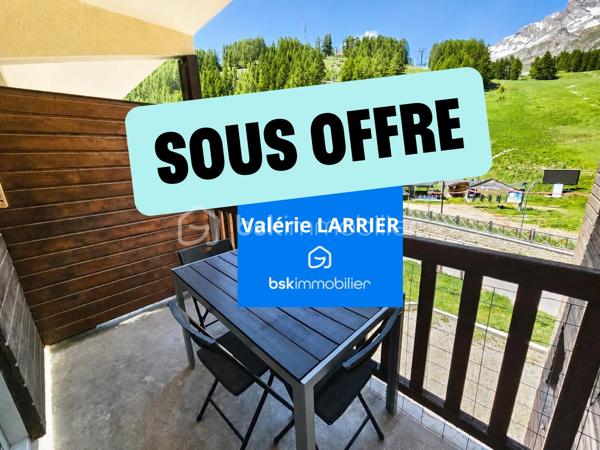 Valérie LARRIER vous propose ** En Exclusivité** ce charmant appartement de 19 m², idéalement situé à La Foux d'Allos.
Profitez d'une ambiance chaleureuse à la montagne avec un balcon ensoleillé offrant une vue dégagée sur les pistes et profiter des feux d'artifices en hiver.

Ce studio avec coin montagne, dans une copropriété avec ascenseur et sécurisée par un digicode, est vendu meublé. 
La salle d'eau refaite, le double vitrage et le stationnement inclus assurent confort et praticité au quotidien.

Vendu meublé avec lave vaisselle et réfrigérateur encastrables

SKI ET COMMERCES A PIEDS
Ne ratez pas cette belle opportunité de coup de cœur !