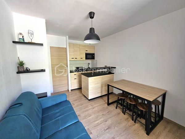 Valérie LARRIER vous propose ** En Exclusivité** ce charmant appartement de 19 m², idéalement situé à La Foux d'Allos.
Profitez d'une ambiance chaleureuse à la montagne avec un balcon ensoleillé offrant une vue dégagée sur les pistes et profiter des feux d'artifices en hiver.

Ce studio avec coin montagne, dans une copropriété avec ascenseur et sécurisée par un digicode, est vendu meublé. 
La salle d'eau refaite, le double vitrage et le stationnement inclus assurent confort et praticité au quotidien.

Vendu meublé avec lave vaisselle et réfrigérateur encastrables

SKI ET COMMERCES A PIEDS
Ne ratez pas cette belle opportunité de coup de cœur !