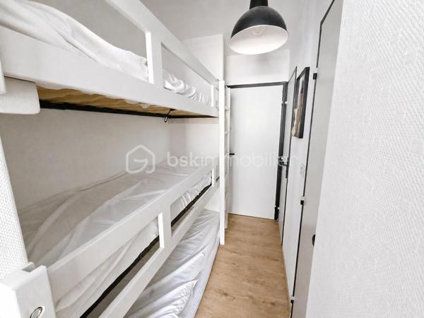 Valérie LARRIER vous propose ** En Exclusivité** ce charmant appartement de 19 m², idéalement situé à La Foux d'Allos.
Profitez d'une ambiance chaleureuse à la montagne avec un balcon ensoleillé offrant une vue dégagée sur les pistes et profiter des feux d'artifices en hiver.

Ce studio avec coin montagne, dans une copropriété avec ascenseur et sécurisée par un digicode, est vendu meublé. 
La salle d'eau refaite, le double vitrage et le stationnement inclus assurent confort et praticité au quotidien.

Vendu meublé avec lave vaisselle et réfrigérateur encastrables

SKI ET COMMERCES A PIEDS
Ne ratez pas cette belle opportunité de coup de cœur !