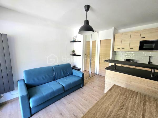 Valérie LARRIER vous propose ** En Exclusivité** ce charmant appartement de 19 m², idéalement situé à La Foux d'Allos.
Profitez d'une ambiance chaleureuse à la montagne avec un balcon ensoleillé offrant une vue dégagée sur les pistes et profiter des feux d'artifices en hiver.

Ce studio avec coin montagne, dans une copropriété avec ascenseur et sécurisée par un digicode, est vendu meublé. 
La salle d'eau refaite, le double vitrage et le stationnement inclus assurent confort et praticité au quotidien.

Vendu meublé avec lave vaisselle et réfrigérateur encastrables

SKI ET COMMERCES A PIEDS
Ne ratez pas cette belle opportunité de coup de cœur !