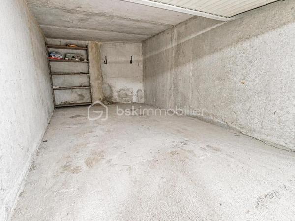 Valérie LARRIER vous propose ** En Exclusivité** ce charmant appartement de 19 m², idéalement situé à La Foux d'Allos.
Profitez d'une ambiance chaleureuse à la montagne avec un balcon ensoleillé offrant une vue dégagée sur les pistes et profiter des feux d'artifices en hiver.

Ce studio avec coin montagne, dans une copropriété avec ascenseur et sécurisée par un digicode, est vendu meublé. 
La salle d'eau refaite, le double vitrage et le stationnement inclus assurent confort et praticité au quotidien.

Vendu meublé avec lave vaisselle et réfrigérateur encastrables

SKI ET COMMERCES A PIEDS
Ne ratez pas cette belle opportunité de coup de cœur !