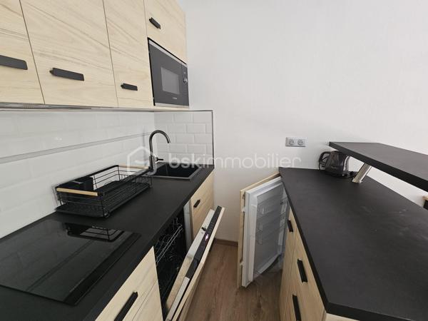Valérie LARRIER vous propose ** En Exclusivité** ce charmant appartement de 19 m², idéalement situé à La Foux d'Allos.
Profitez d'une ambiance chaleureuse à la montagne avec un balcon ensoleillé offrant une vue dégagée sur les pistes et profiter des feux d'artifices en hiver.

Ce studio avec coin montagne, dans une copropriété avec ascenseur et sécurisée par un digicode, est vendu meublé. 
La salle d'eau refaite, le double vitrage et le stationnement inclus assurent confort et praticité au quotidien.

Vendu meublé avec lave vaisselle et réfrigérateur encastrables

SKI ET COMMERCES A PIEDS
Ne ratez pas cette belle opportunité de coup de cœur !