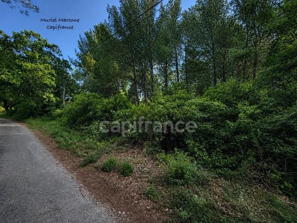 Terrain non constructible de 3060 m2 à vendre  LAURIS (84)