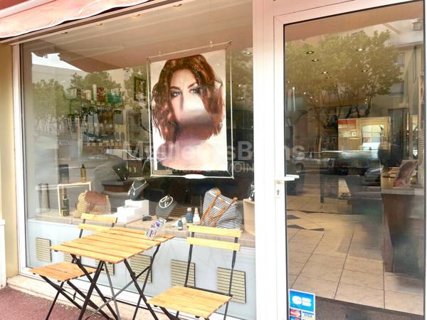 Fréjus/Saint-Raphaël - fonds de commerce 35m2 faible loyer top situation et vitrine !