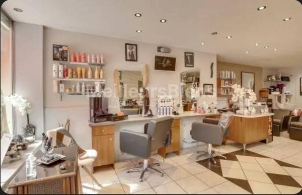 Fréjus/Saint-Raphaël - fonds de commerce 35m2 faible loyer top situation et vitrine !