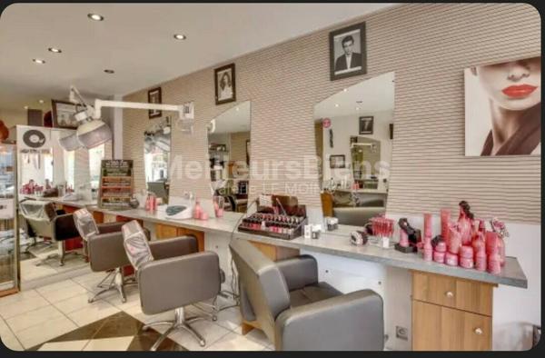 Fréjus/Saint-Raphaël - fonds de commerce 35m2 faible loyer top situation et vitrine !