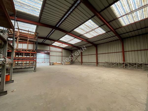 A louer 600m² Betting :Dépôt + bureaux
