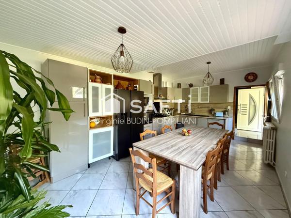 Maison familiale 6 chambres  + jardin + garage à 2 pas des frontières – Charme & volumes assurés !