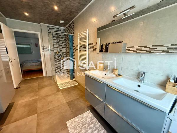 Maison familiale 6 chambres  + jardin + garage à 2 pas des frontières – Charme & volumes assurés !