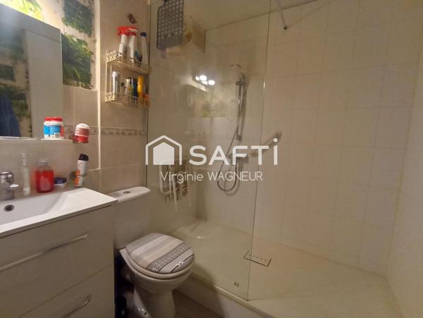 A 100 m de la Mer, studio en très bon état en RDJ avec terrasse.