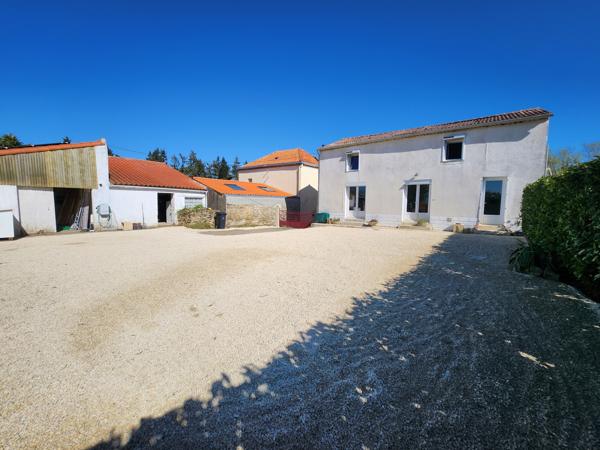 Mareuil-sur-Lay-Dissais (85320) Maison en pierre rénovée avec diverses dépendances et 4 chambres