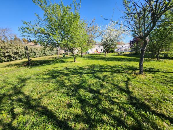 Mareuil-sur-Lay-Dissais (85320) Maison en pierre rénovée avec diverses dépendances et 4 chambres